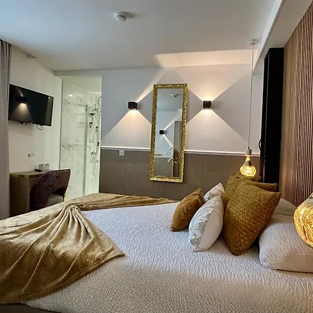 Hotell Le Confidentiel & 4*