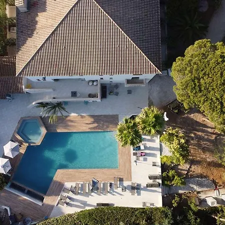 Le Confidentiel & 4*